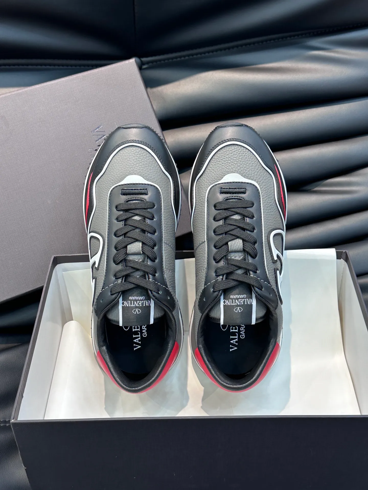 P540💰 Product trademark: VALENTINO "Valentino" Regular size: 38-44 [45 customized] Product material: Warren men's casual sports shoes, made of imported first-layer cowhide, with brand emblem on the tongue, rivet rubber outsole, non-slip, wear-resistant and shock-absorbing, cowhide lining foot pads, comfortable and breathable, with original box packaging equation bag!
